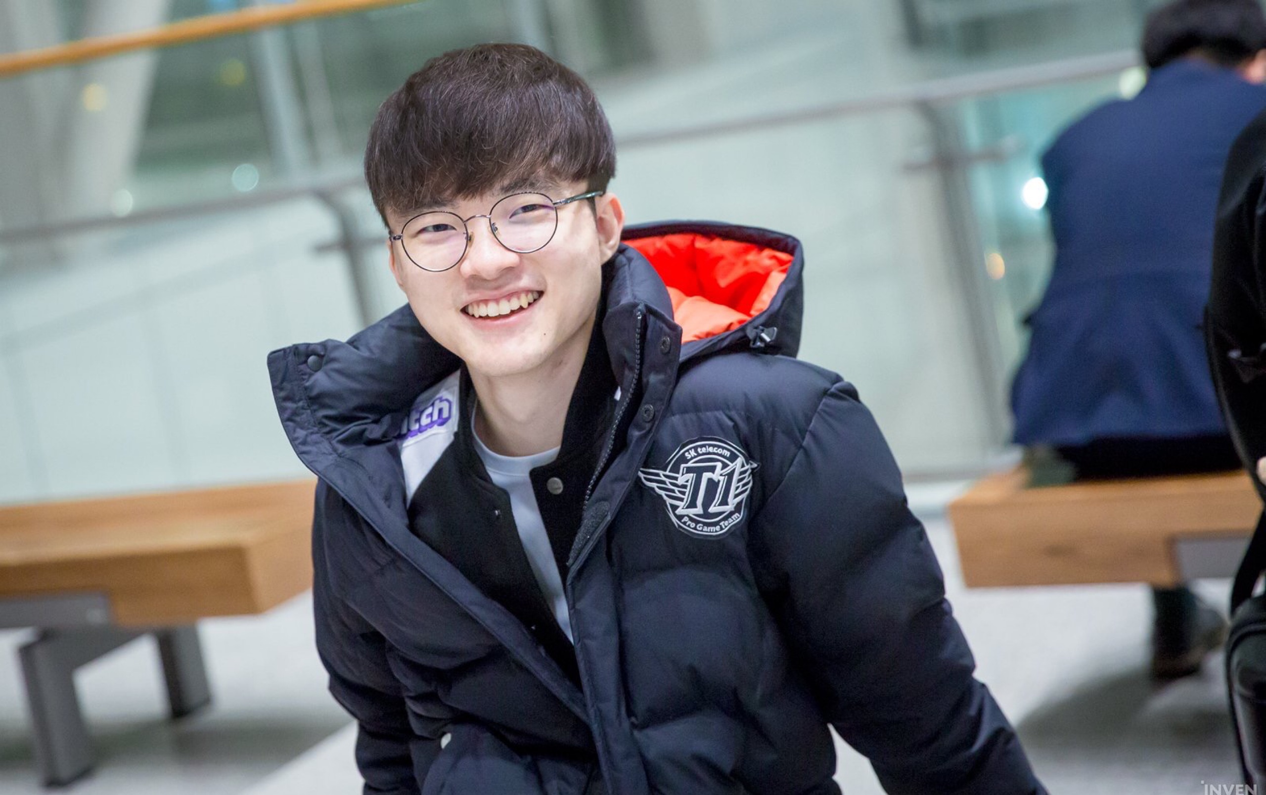 英雄联盟比赛：LPL战队WE正在估清上单？